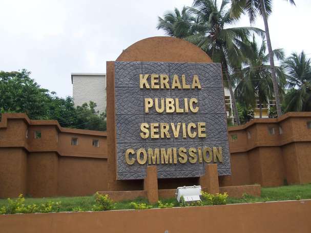 mathrubhumi's tweet photo. PSC continues to be the hot favorite; Applicants cross 1 crore https://t.co/gfFZMu8NM7 #PSCjobs https://t.co/Q2f5hV9CIz