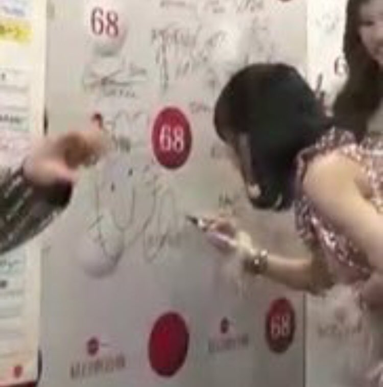 mkmkmjtmgmvmdjk's tweet photo. サインでかすぎだろw

#outTWICE
#outmomo https://t.co/XKlDJ5GCUC
