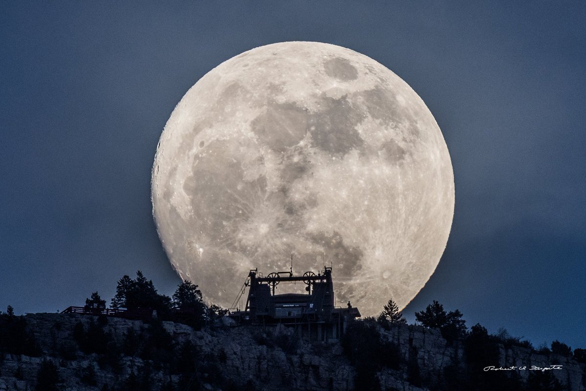 New Year's Eve Supermoon Sandia Peak Tram Albuquerque, NM. Note people on the platform at left #supermoon <a href="/photoEphemeris/">Photo Ephemeris</a> <a href="/KRQEMark/">News Junkie</a> <a href="/KOATLiveUpdates/">Phen375 Official</a> <a href="/KOB4/">KOB 4</a> #supermoon2018 <a href="/ByronKOAT/">Byron Morton KOAT</a> <a href="/sandiapeak/">SandiaPeak</a> <a href="/skisandiapeak/">Sandia Peak & Tram</a> #NewYearsEve2018 #NewYearsEve