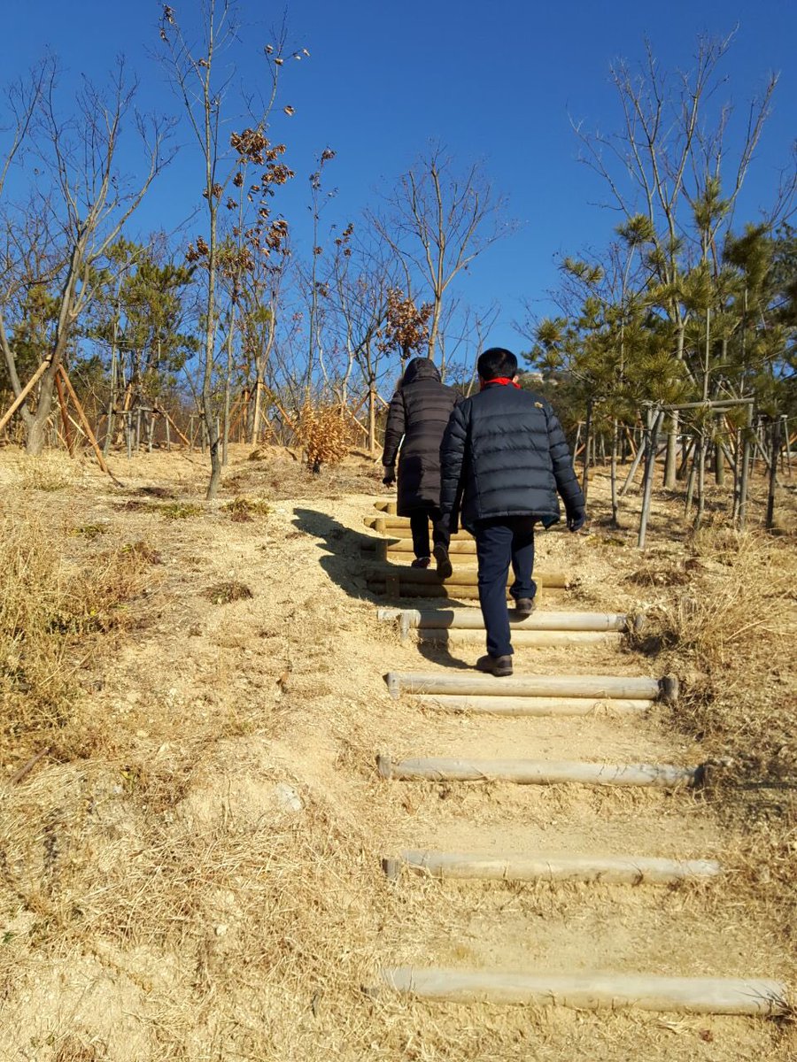kimkwanyong1's tweet photo. 2018년 희망찬 새해가 밝았습니다. 모두 좋은 시작 하셨는지요? 저는 아내와 함께 도청을 든든히 지켜주고 있는 검무산에 올랐습니다. 

모쪼록 도민 여러분 모두의 건강하시고 가정마다 행복이 가득하길! 많이 웃고 가족사랑도 실천하시길!! https://t.co/HbmtetfU9n