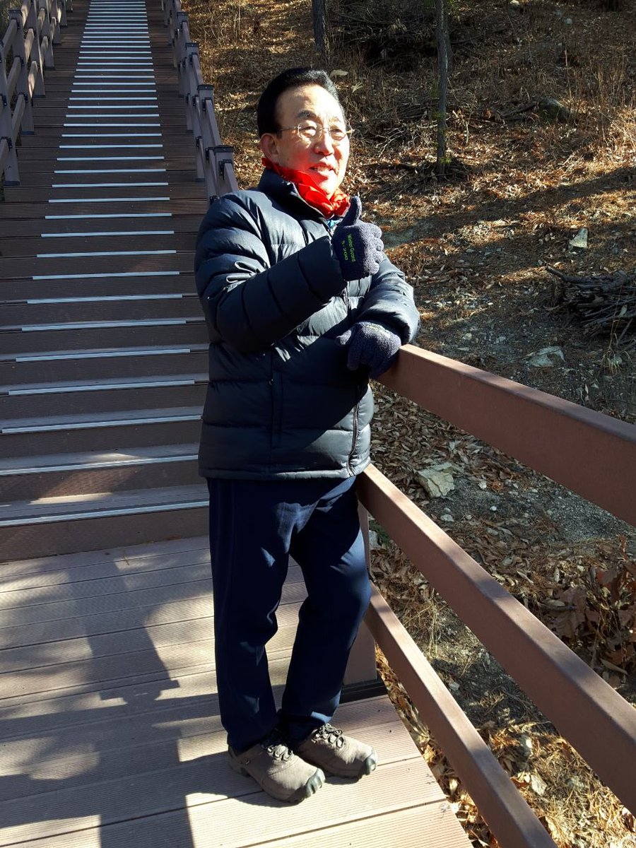 kimkwanyong1's tweet photo. 2018년 희망찬 새해가 밝았습니다. 모두 좋은 시작 하셨는지요? 저는 아내와 함께 도청을 든든히 지켜주고 있는 검무산에 올랐습니다. 

모쪼록 도민 여러분 모두의 건강하시고 가정마다 행복이 가득하길! 많이 웃고 가족사랑도 실천하시길!! https://t.co/HbmtetfU9n