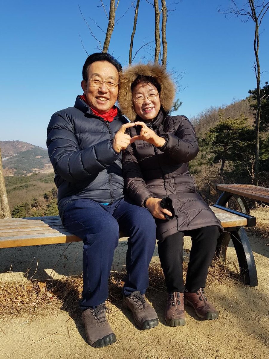 kimkwanyong1's tweet photo. 2018년 희망찬 새해가 밝았습니다. 모두 좋은 시작 하셨는지요? 저는 아내와 함께 도청을 든든히 지켜주고 있는 검무산에 올랐습니다. 

모쪼록 도민 여러분 모두의 건강하시고 가정마다 행복이 가득하길! 많이 웃고 가족사랑도 실천하시길!! https://t.co/HbmtetfU9n