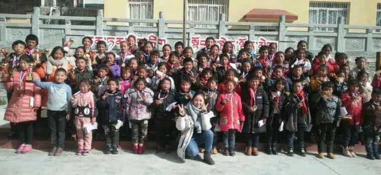 2020seattle's tweet photo. 2017年 Indiana 华人捐款帮助四川甘孜藏族小学建立了班级图书角 https://t.co/Psm0N1CvOD