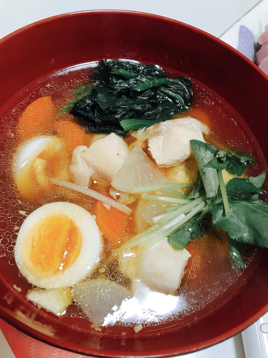 しぶとい中川翔子 鶏ガラで出汁をとったお雑煮 お醤油で味付け つきたてのおもち 大根人参鶏肉 ほうれん草 みつば ゆで卵 ゆず かまぼこと一緒にいただきます あけましておめでとう おいしいなあああああ