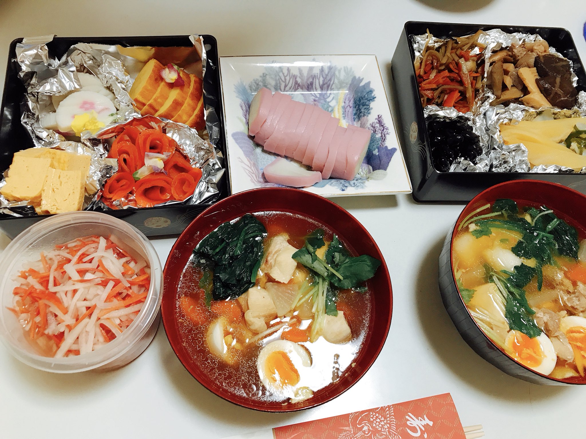 しぶとい中川翔子 鶏ガラで出汁をとったお雑煮 お醤油で味付け つきたてのおもち 大根人参鶏肉 ほうれん草 みつば ゆで卵 ゆず かまぼこと一緒にいただきます あけましておめでとう おいしいなあああああ T Co B6buyciuwq