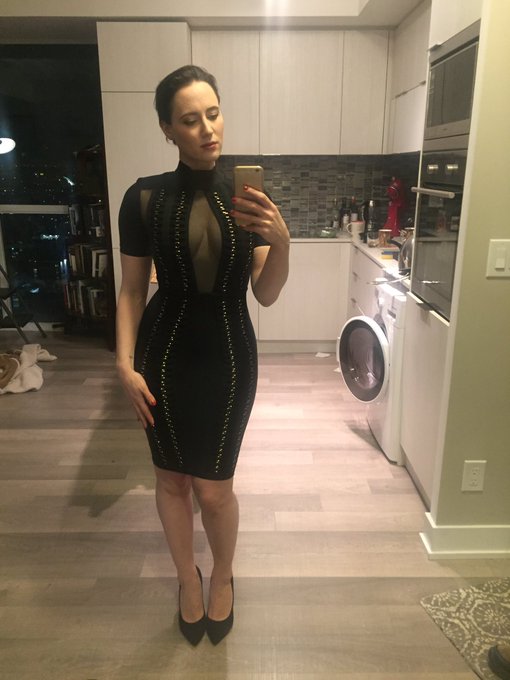 New year, new dress, same messy house. https://t.co/m5nZpAvvK9<a href="/tag/witnessthethiccness"class="tags"><span>#witnessthethiccness</span></a>