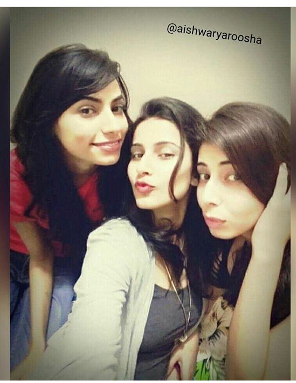 a_11_11_11_a's tweet photo. Cute pic @shivanitomar09 with friends😘  #IPKKND #IPKKND3 #IssPyaarKoKyaNaamDoon https://t.co/zF1wC6CCNx