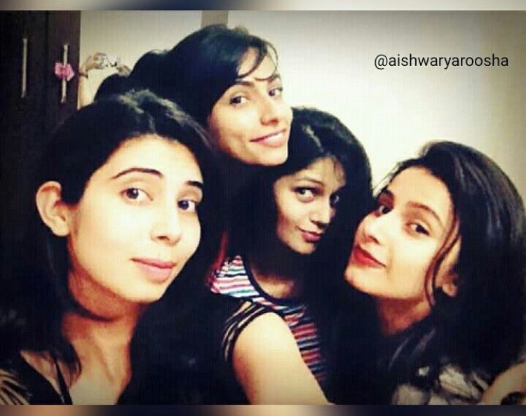 a_11_11_11_a's tweet photo. Cute pic @shivanitomar09 with friends😘  #IPKKND #IPKKND3 #IssPyaarKoKyaNaamDoon https://t.co/zF1wC6CCNx