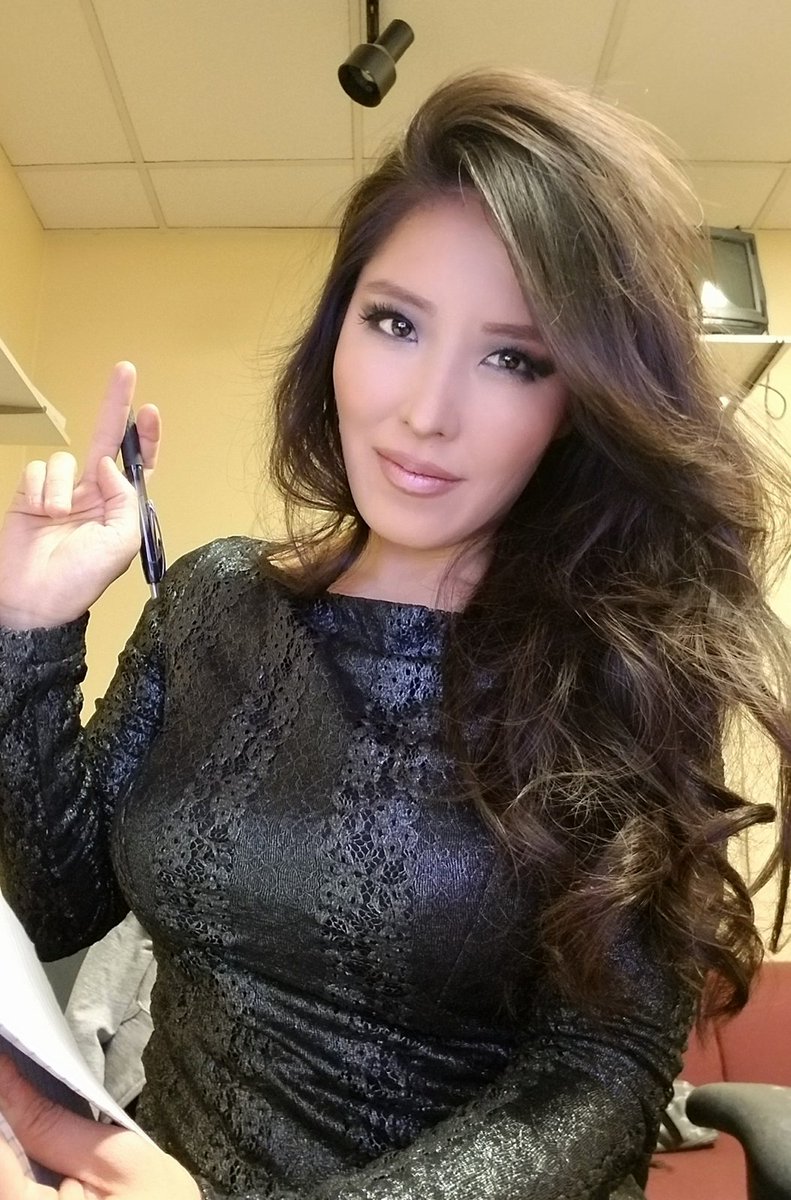 Trying to write my New Year's resolutions before I head home... But all that comes to mind is how thankful I am we're all in this together. Let's be kinder to each other in 2018. Xoxo❤️❤️❤️🎉#2018goals