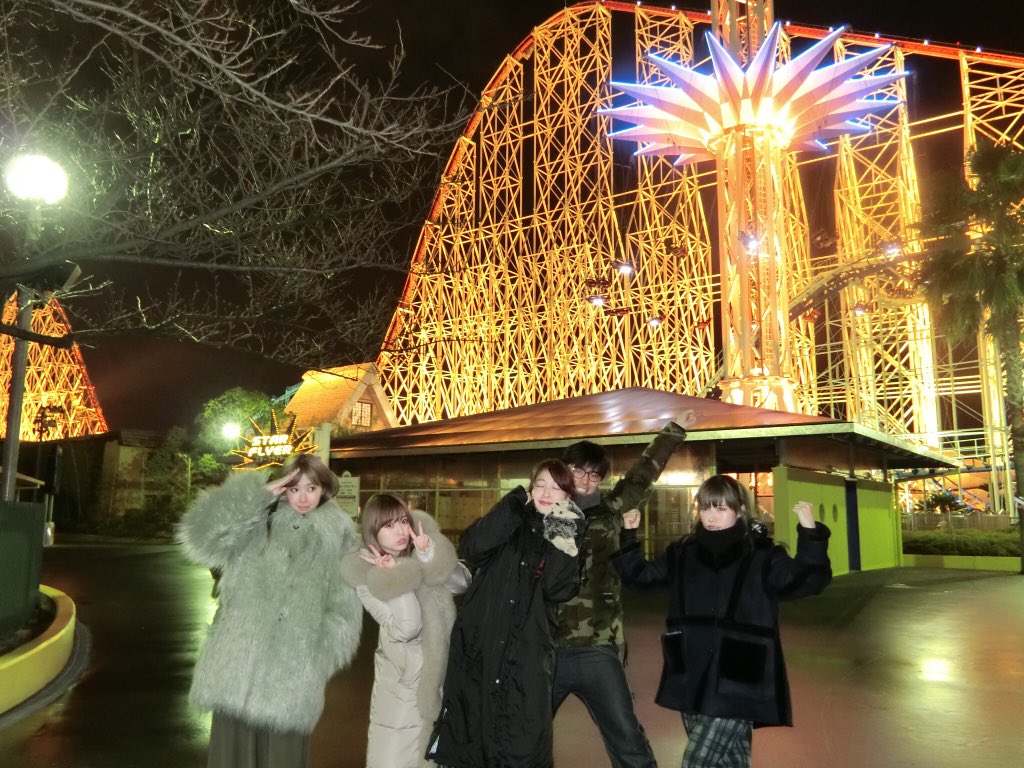 kurosakayukako's tweet photo. 明けましておめでとうございます🐶🐾
今年もよろしくね♡
野外LIVEをした後、みんなでジェットコースターに乗るという最高の2018年の幕開けでした🤣♡
永岡さんも来てくれた🤣！！ https://t.co/Nx4s4lRW1E