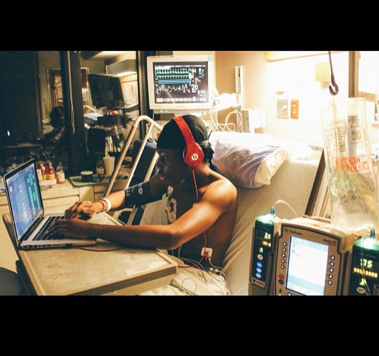YoungDaveBangin's tweet photo. 2017 was one of the worst year of my life spend over 200 days in critical care unit because I have sickle cell the doctors said they can’t contain my pain and I might have this pain forever but through all of this... still I rise and I ain’t never gonna stop #MambaMentality2018🚀 https://t.co/StUK7arZSy
