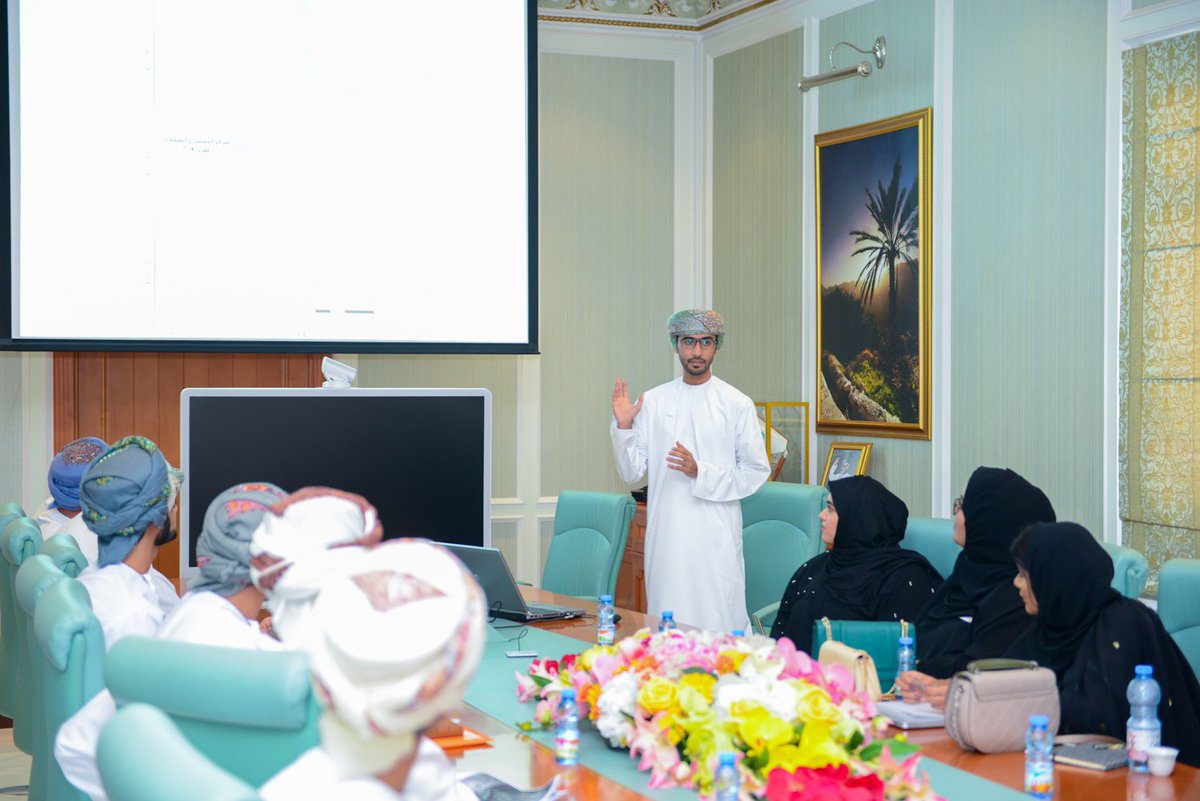 ea_oman's tweet photo. التقى معالي وزير البيئة مع مجموعة من الشركات الطلابية الفائزة في مسابقة #إنجاز_عمان والتي جاءت مشاريعها ضمن المشاريع المرتبطة بحماية البيئة وإعادة التدوير 1/2

https://t.co/HwRlFLb9Dr https://t.co/c7ct8STnTL