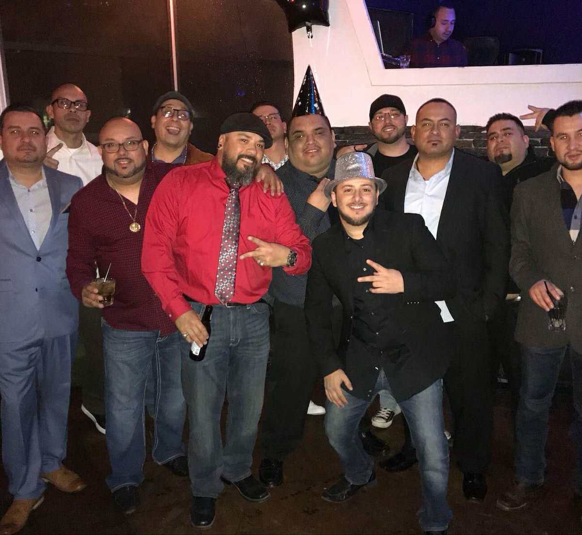 MrFabulous915's tweet photo. Bringing in the #NewYearsEve2017 with the squad. https://t.co/0XfbPS6wZC