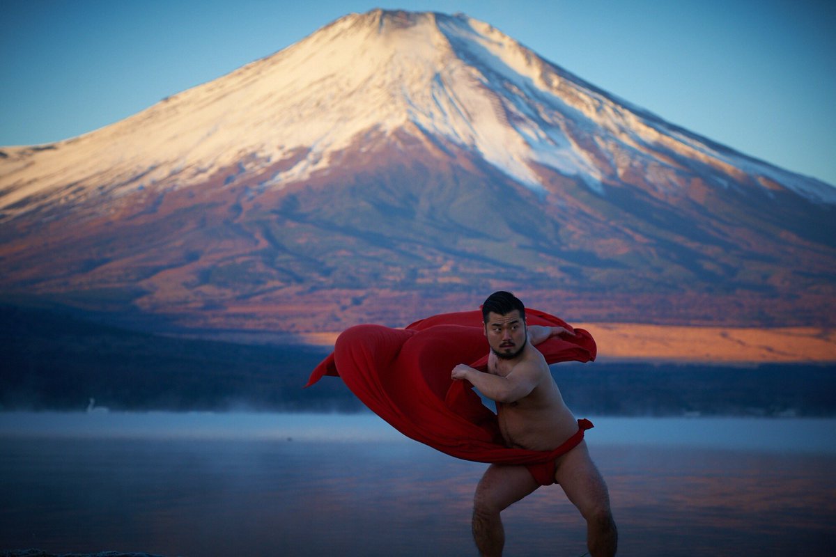 あらびき団に出演し話題の超絶インスタ映えのふんどしダンサーさん 賀正の赤ふん写真がめでたい Togetter