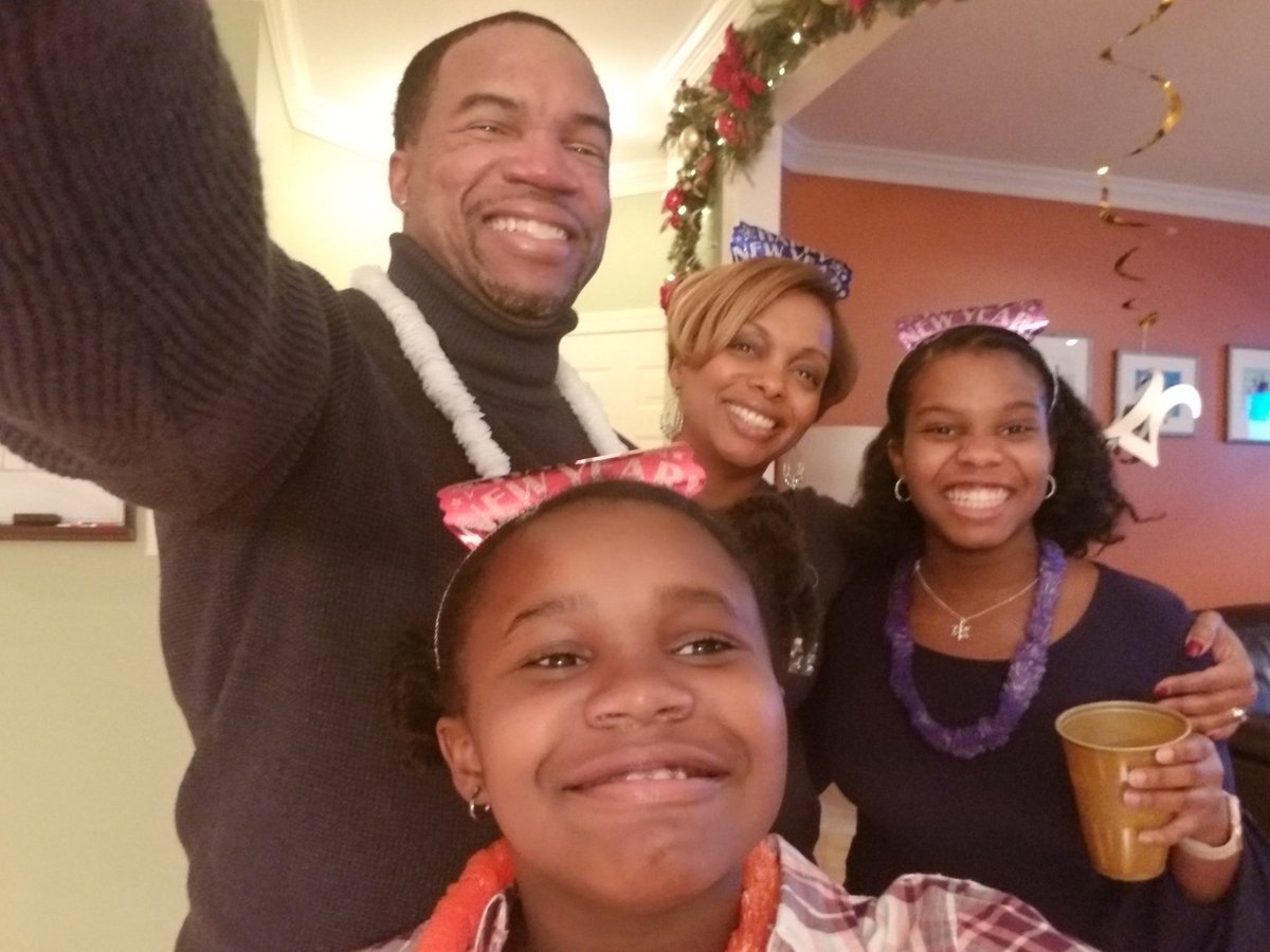 drjbg3's tweet photo. Happy New Year from The Gordon Family!!! Have a great 2018!! #inspiresomeone #makeitonetoremember https://t.co/4ojQhuyU1m