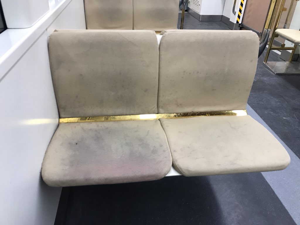 İzmir metronun koltuklarının hali ne yazık ki