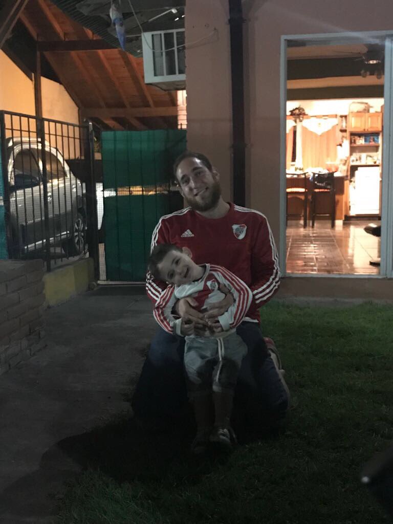lishiii90's tweet photo. #El2018ConLaDeRiver vamos por mas alegrias en este nuevo año 🐔🐔⚪️🔴⚪️!! https://t.co/c7SzP1RZF2