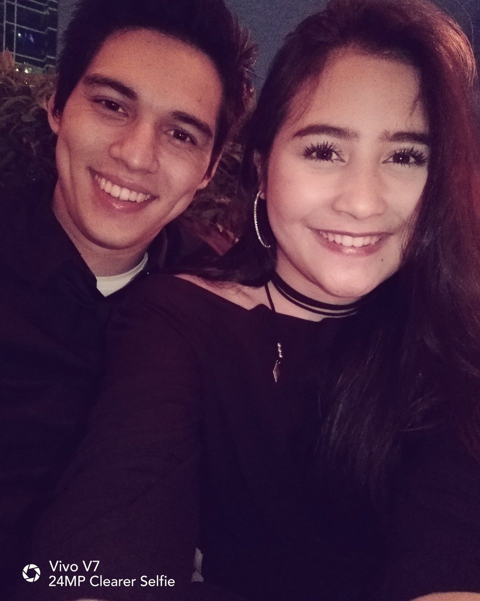 prillyyla's tweet photo. HAPPY NEW YEAR!  This is my perfect new year's celebration and captured by #VivoV7. How is yours? https://t.co/CO0gfBn5UK