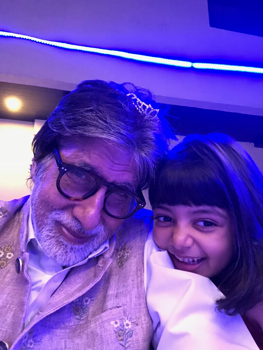 SrBachchan's tweet photo. T 2579 - the little one Aaradhya places her 'tiara' hair band on Dada ji and freaks out .. Happy New Year 2018 https://t.co/V3fB7VIweJ
