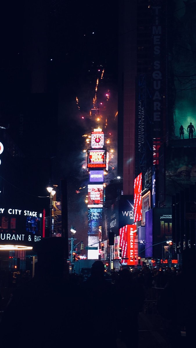 gumbo_skriimp's tweet photo. HAPPY NEW YEEEEEEAR!!!!!! 
#BALLDROP2018 #ROCKINEVE https://t.co/Nq6vZDzKDa