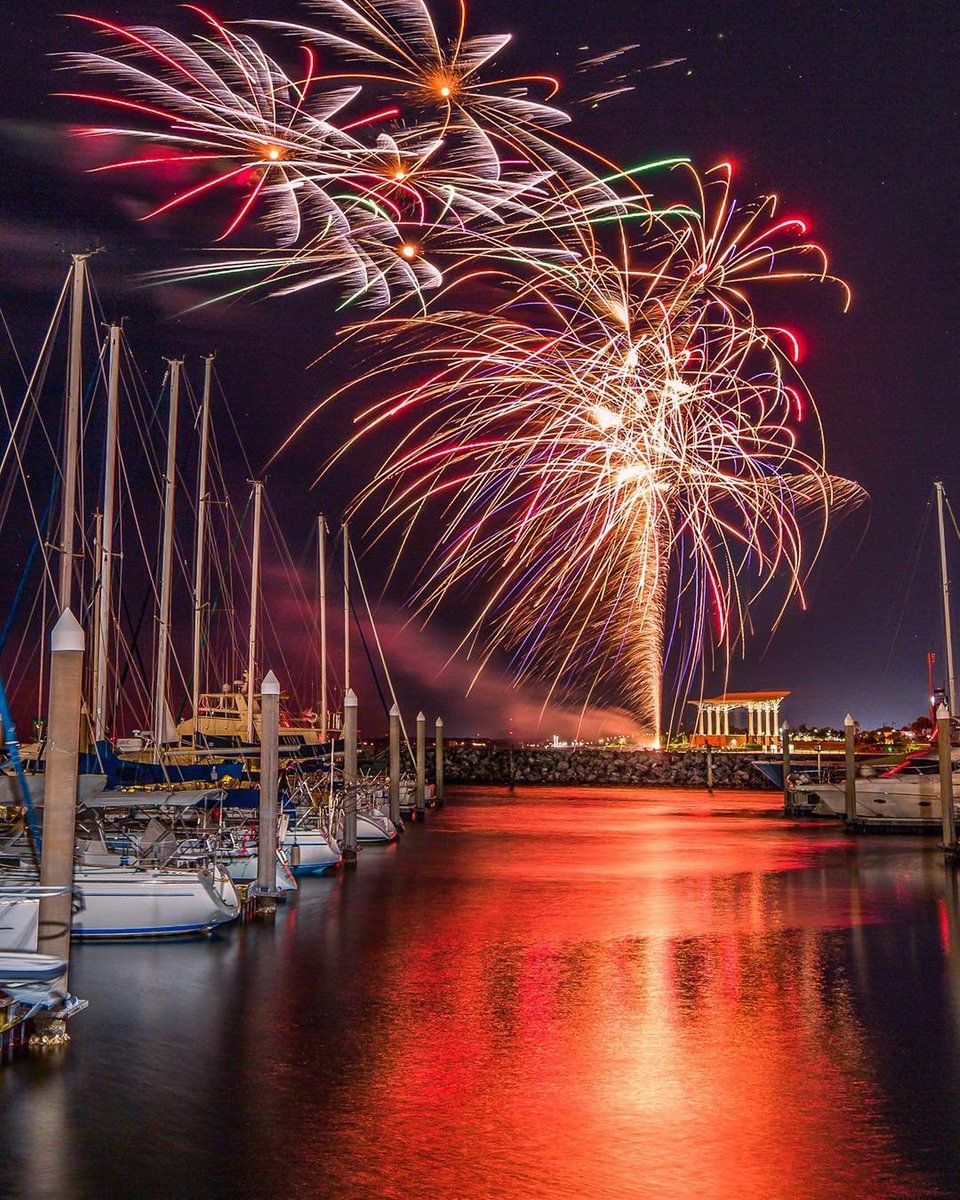 Pensacola, 2018 looks good on you 🎆 Happy New Year everyone! 
📷 Sarah 
#explorepcola