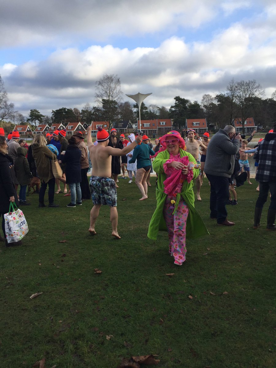 pdm1111's tweet photo. Meer dan 180 deelnemers aan de nieuwjaarsduik π op #droompark #dezanding. #mixdematch https://t.co/tPMiwgPXSQ