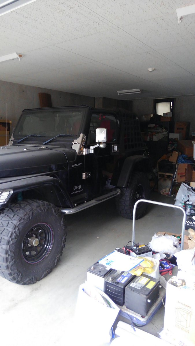 誰か このジープ2万位で買いませんか 走行はまだ6000キロ弱です 宮城のヤナセ物です 試乗車の新古車 走行は100キロ位 を買い取り 自ら改造し 改造費は350万位です