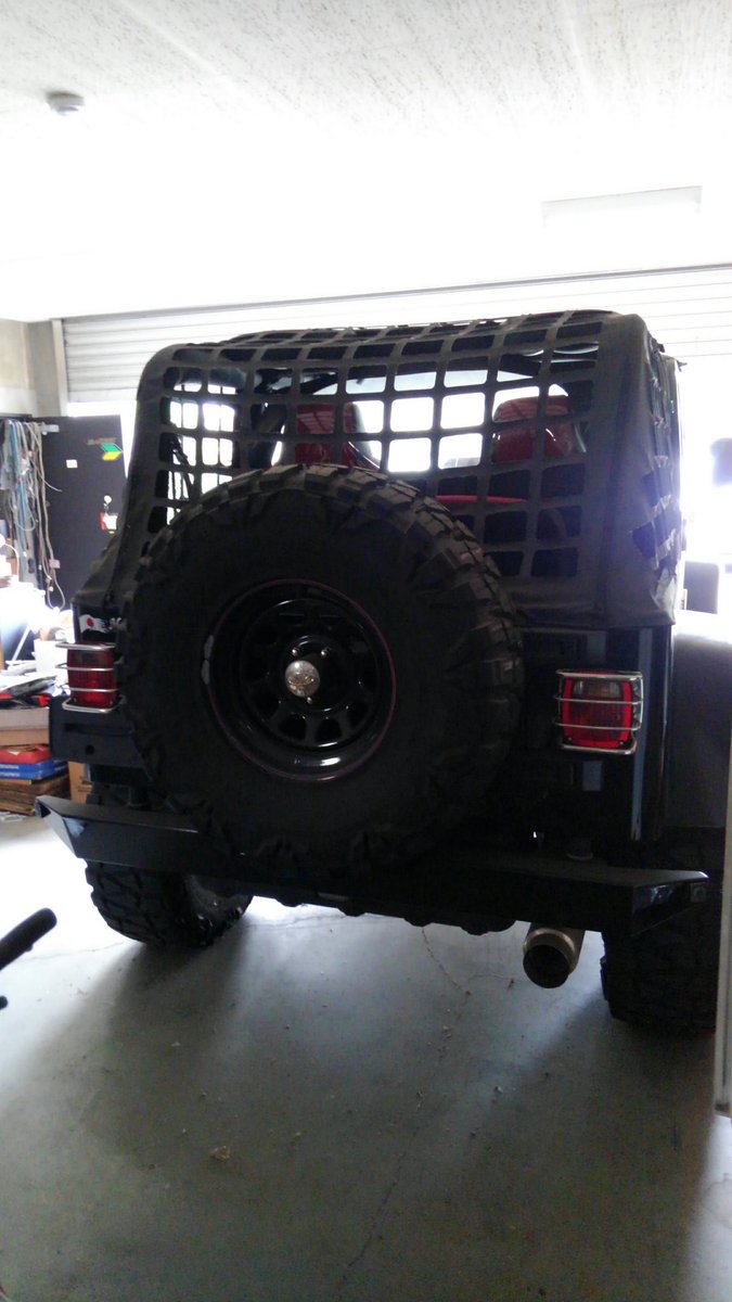 誰か このジープ2万位で買いませんか 走行はまだ6000キロ弱です 宮城のヤナセ物です 試乗車の新古車 走行は100キロ位 を買い取り 自ら改造し 改造費は350万位です