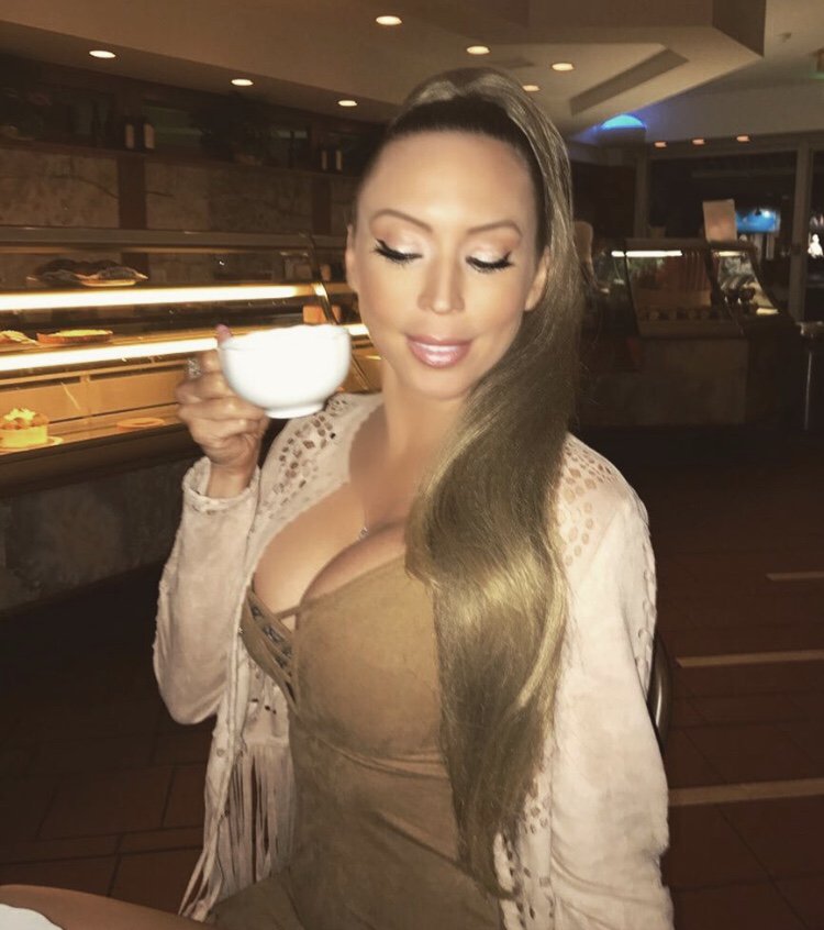 MikkiMay's tweet photo. Found my hot tea ☕️😂 #MariahCarey 💖 #2018 #NewYearsRockinEve #NewYearsEve https://t.co/Rhk9CblJsR