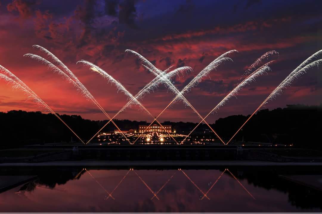 ChateauVLV's tweet photo. Le Château de #VauxleVicomte vous souhaite une excellente année 2018 ! 
Aujourd'hui le domaine est fermé mais nous vous accueillons dès demain pour profiter de la nouvelle année à Vaux-le-Vicomte !
#NouvelAn #BonneAnnee2018 #patrimoine https://t.co/xdRsohm8VD