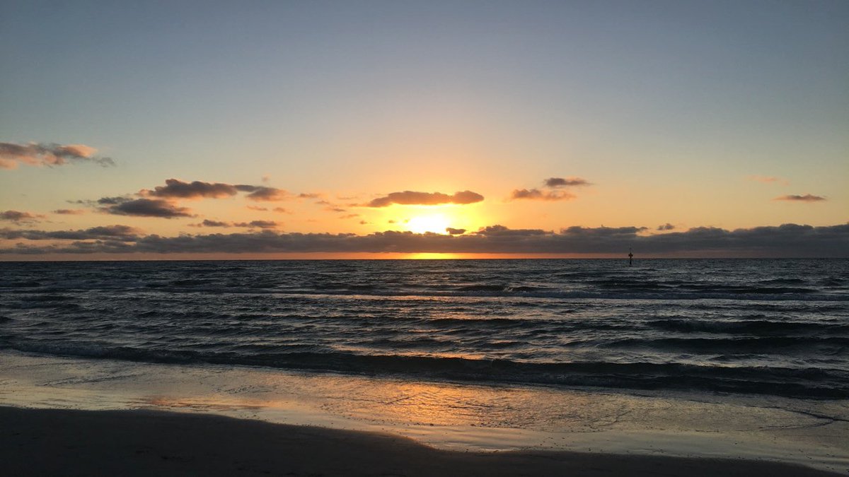 ausweatherpics's tweet photo. this evenings sunset 😊☀️ #beach #sunset #melbourne #newyearsday #water #reflection #people https://t.co/siWRBU4Pbn