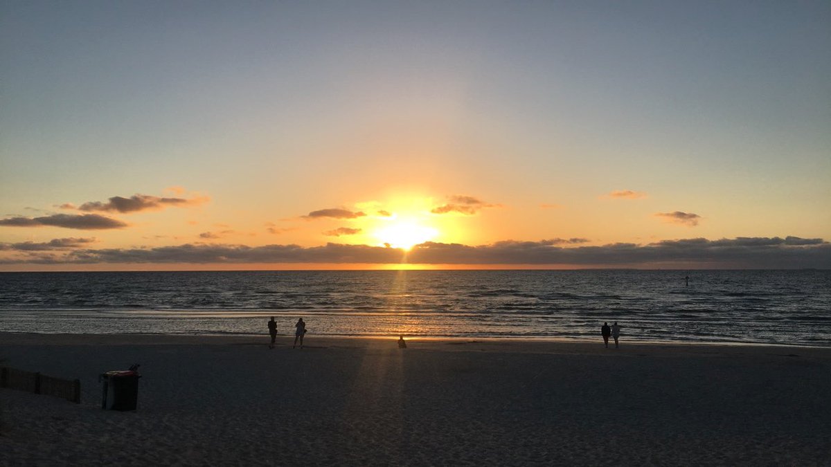 ausweatherpics's tweet photo. this evenings sunset 😊☀️ #beach #sunset #melbourne #newyearsday #water #reflection #people https://t.co/siWRBU4Pbn