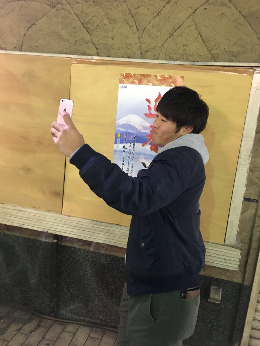 shooo_pin's tweet photo. 2017年仲良くしてくれた人ありがとうございます！

2018年もよろしくお願いします！

今年の澤は新年一発目から絶好調すぎる笑笑 https://t.co/Fp94O0lDW0
