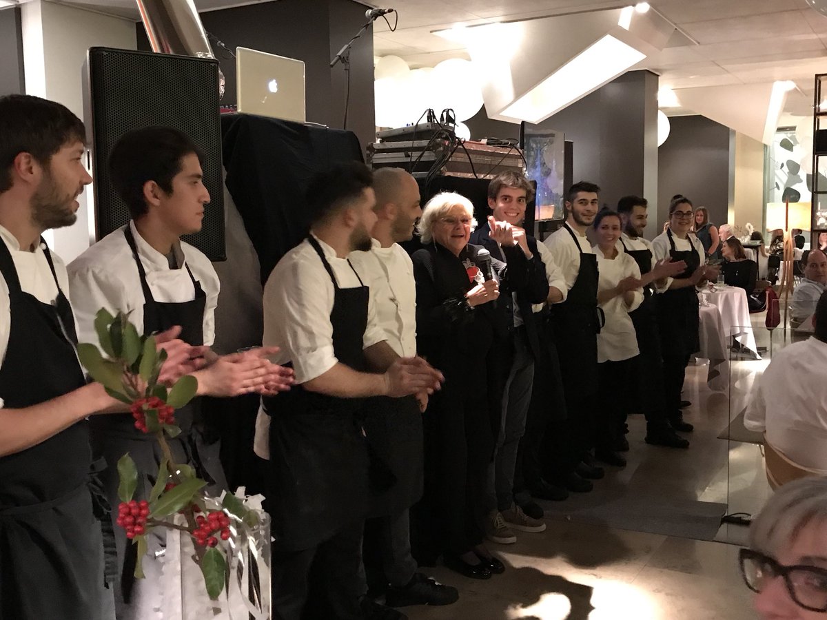 ROSA ESTEVA, <a href="/hotelomm/">Hotel Omm Barcelona</a> RECIBIÓ EL AÑO CON LA EMOCIÓN DE UN APLAUSO..Mujer, emprendedora, creadora de una saga, mil empleados, emotiva, y genial...ayer deslumbró a propios y extraños.. Homenaje a su gente, a su cocina..😘🍇🍾