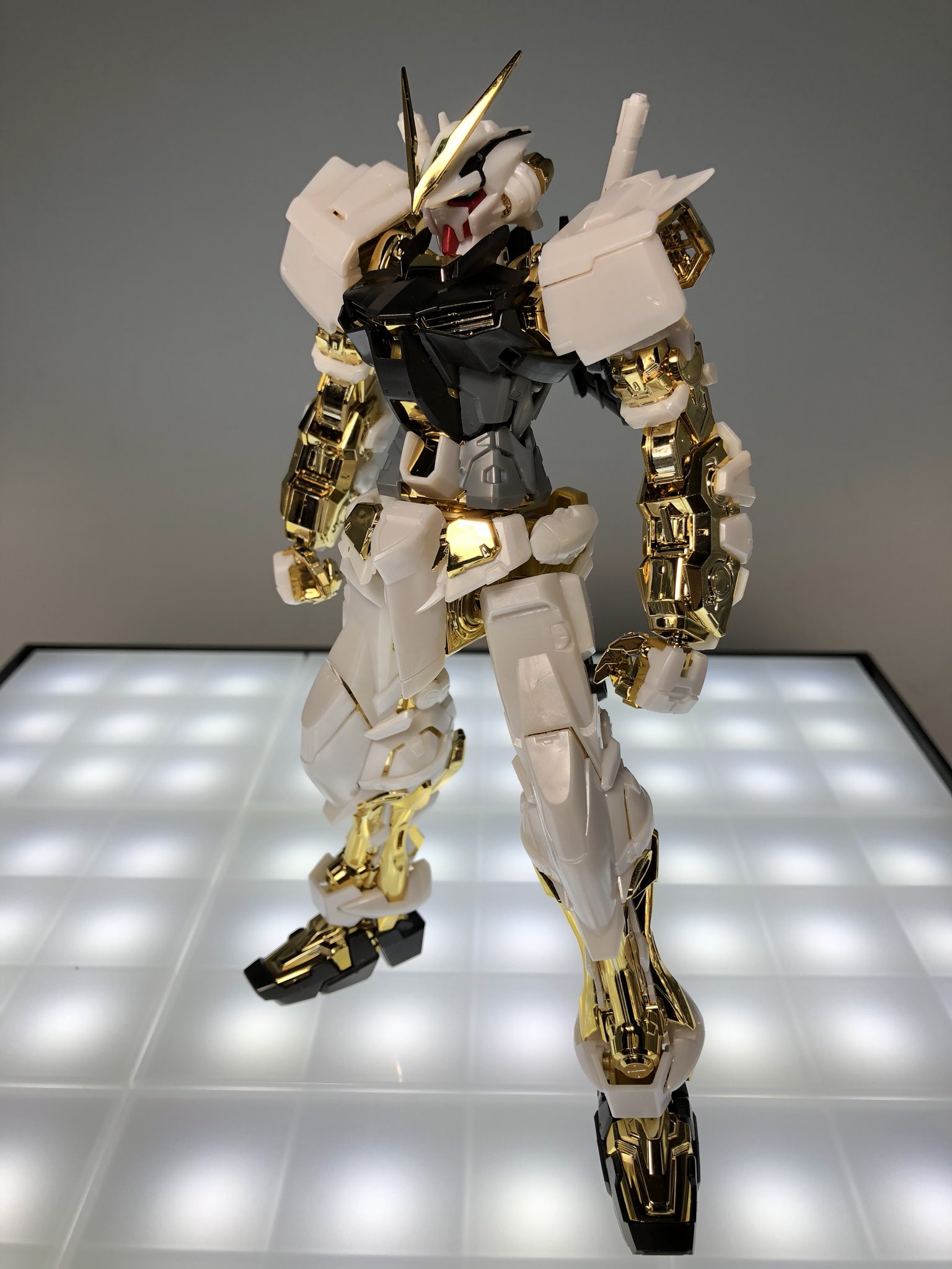 デンデロ 新年一体目に組んだのはmg ガンダムアストレイ ゴールドフレーム スペシャルコーティング イベント限定 フレームが金メッキなのは勿論 白い装甲はパール成型 デュエルのバズーカ ゲイボルグ も付属 手首のピンは対応しない為ちょっとだけ持た