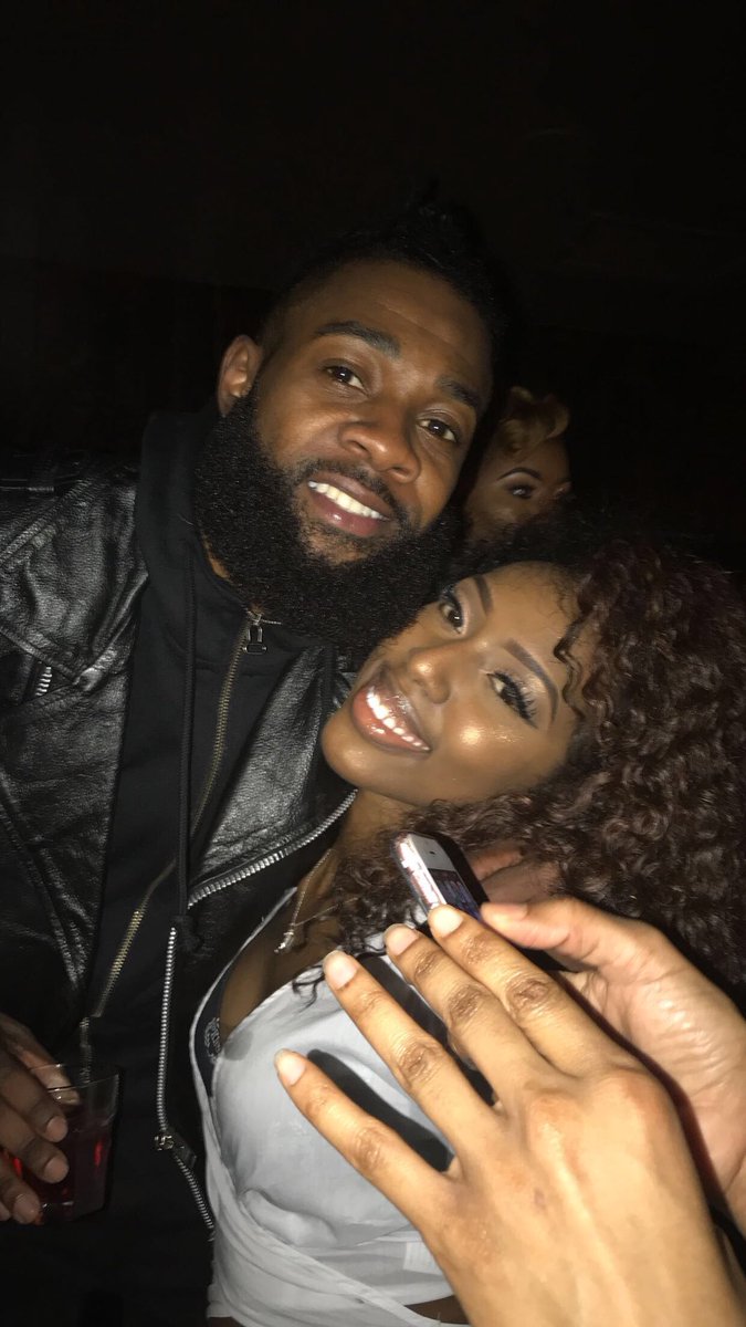 Uniique_Complx7's tweet photo. I met a beautiful soul today! A great way to bring in the new year 🔥🙌🏾🎆🎈🎊 #2k2018  @SammieAlways #chicagoNYE https://t.co/HzuvjVmaFW