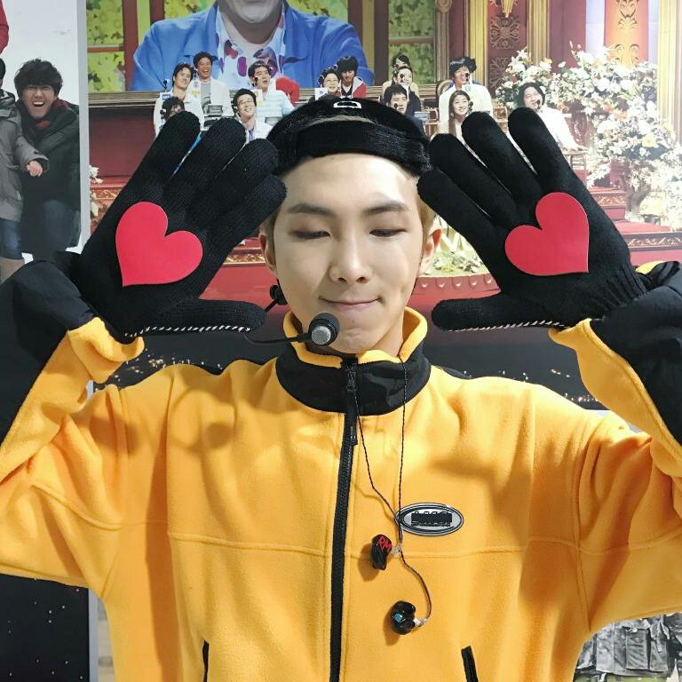 CWNamjoonKim's tweet photo. #NewProfilePic

Happy Christmas and a 
Merry New Year! https://t.co/6BrkIyomPK