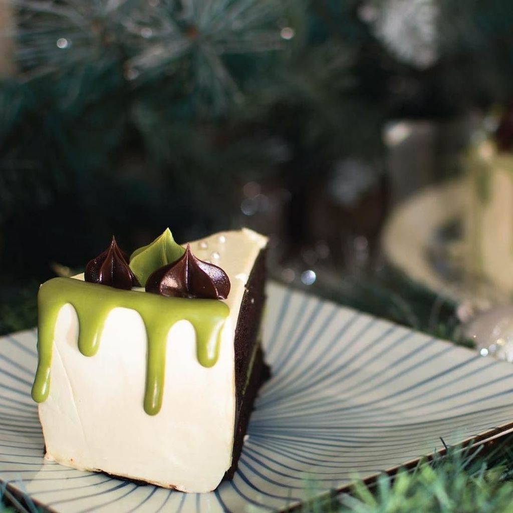 SMAuraPremier's tweet photo. The holidays maybe over, but who says you canβt still treat yourself with this gorgeous slice of Matcha Blanca cake from @tsujiri_ph. For all your matcha indulgences, visit Tsujiri at Level 3, SM Aura Premier.
#TsujiriPH
#TasteOfAura https://t.co/x3mClXYX6H https://t.co/NfR9vm8wBa