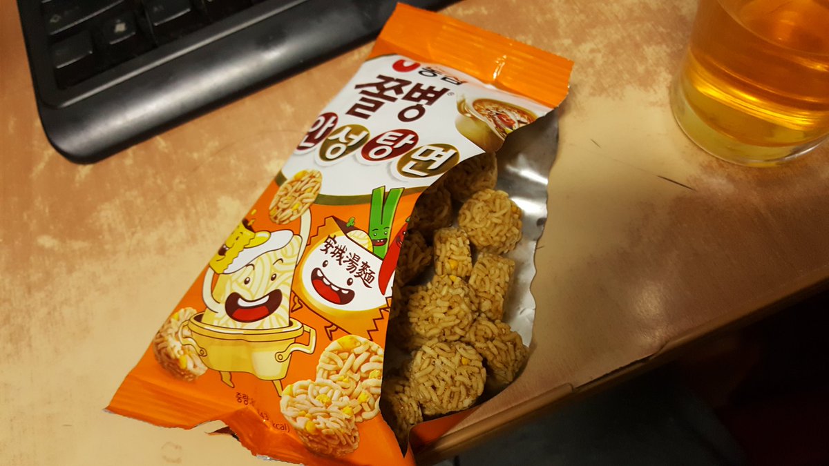 wns428's tweet photo. 쫄병스낵 안성탕면맛

안성탕면이 은근히 뿌셔먹는 술안주 라면으로 인기가 있는데 그걸 캐치해서 상품화한 것.

원본과 비교해보니 먹기 편하고 식감이 좋은게 장점. 맛도 안성탕면 스프 특유의 자극적인 맛이 적당히 순화돼서 좋았다. https://t.co/zZ3GPUfYUG