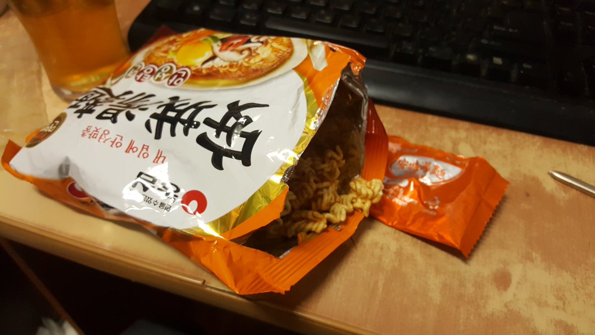 wns428's tweet photo. 쫄병스낵 안성탕면맛

안성탕면이 은근히 뿌셔먹는 술안주 라면으로 인기가 있는데 그걸 캐치해서 상품화한 것.

원본과 비교해보니 먹기 편하고 식감이 좋은게 장점. 맛도 안성탕면 스프 특유의 자극적인 맛이 적당히 순화돼서 좋았다. https://t.co/zZ3GPUfYUG