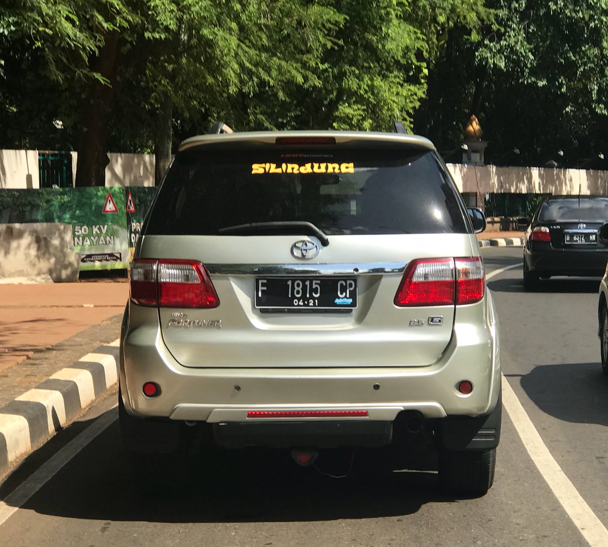 tweetDeny's tweet photo. F 1815 CP, memutar arah didepan century athlete hotel, Senayan - Jakarta. Menghiraukan tanda dari pengemudi lain dan crash, driver melarikan diri setelah sepakat ke polisi. Mohon tindak lanjut; @TMCPoldaMetro @TMCPolresBogor https://t.co/ZDwNW17mHv