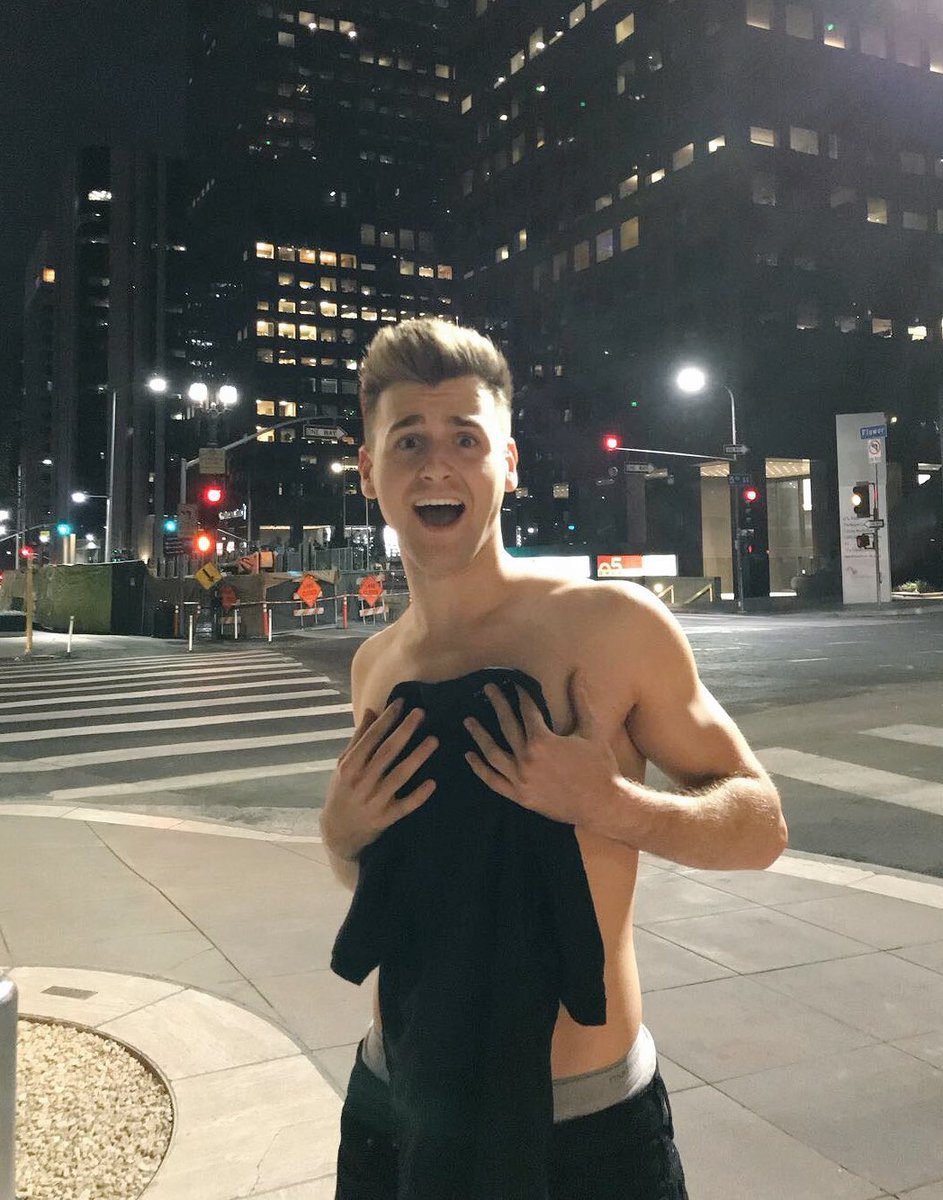 talfishman's tweet image. Happy New Years!! May this picture make your 2018 start off right! 😂