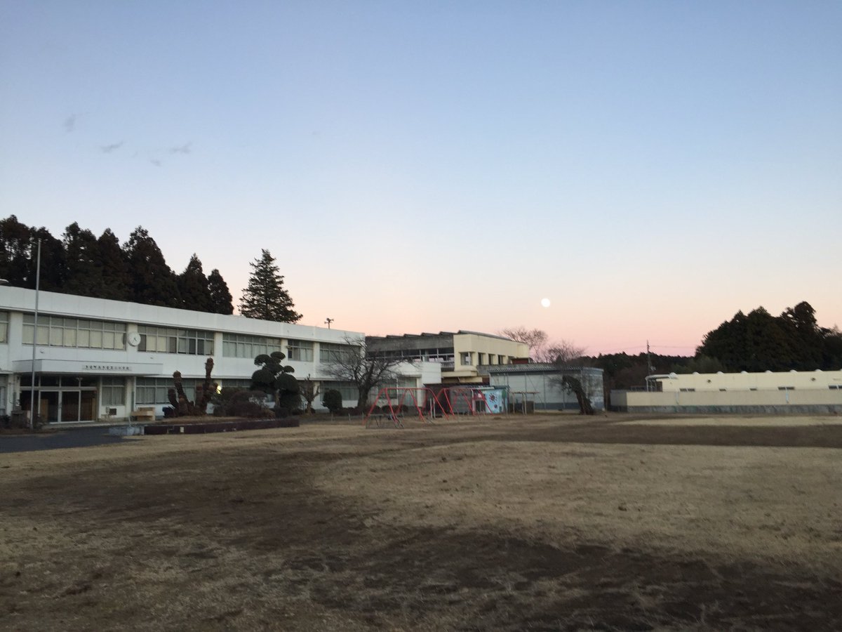 kimura_ratio's tweet photo. 元日の多古第二小学校。明日は満月。戦争で子どもたちが無駄に命を落とさない世界にしましょう。反戦、反核、反原発。全ての兵器（武器）を楽器に！今年も祈るような、気持ちです。 https://t.co/2SntOjyMRv