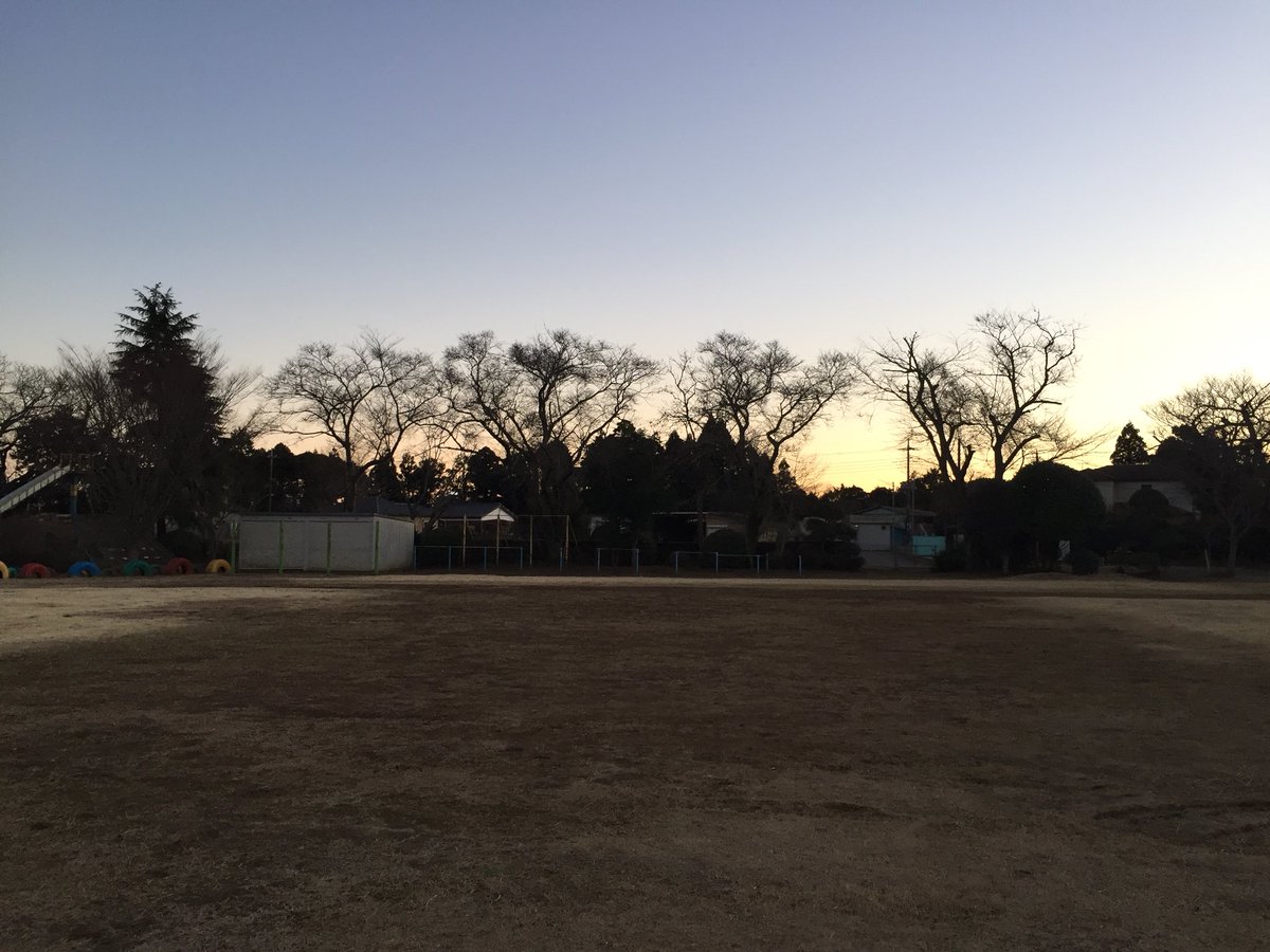 kimura_ratio's tweet photo. 元日の多古第二小学校。明日は満月。戦争で子どもたちが無駄に命を落とさない世界にしましょう。反戦、反核、反原発。全ての兵器（武器）を楽器に！今年も祈るような、気持ちです。 https://t.co/2SntOjyMRv