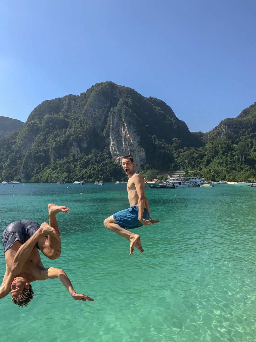 seanbird1996's tweet photo. Take a leap in 2018. Happy New Year! #Everjourney https://t.co/MXB8OUe1YX