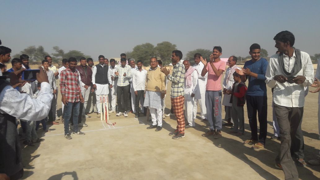 GovindMeghwal98's tweet photo. खाजूवाला विधानसभा के ग्राम कृष्णानगर में क्रिकेट प्रतियोगिता का आयोजन किया गया प्रतियोगिता का शुभारम्भ पूर्व संसदीय सचिव गोविंद राम मेघवाल ने गेंद पर शॉट खेल कर किया। #govindrammeghwal #inc #rajasthan https://t.co/9hK1eTyPjB