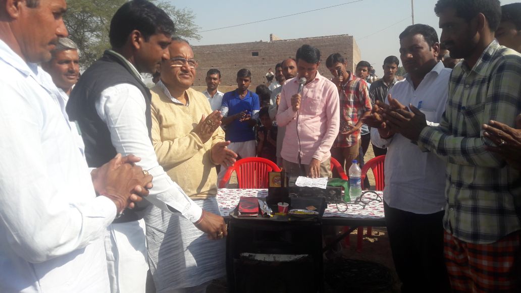 GovindMeghwal98's tweet photo. खाजूवाला विधानसभा के ग्राम कृष्णानगर में क्रिकेट प्रतियोगिता का आयोजन किया गया प्रतियोगिता का शुभारम्भ पूर्व संसदीय सचिव गोविंद राम मेघवाल ने गेंद पर शॉट खेल कर किया। #govindrammeghwal #inc #rajasthan https://t.co/9hK1eTyPjB