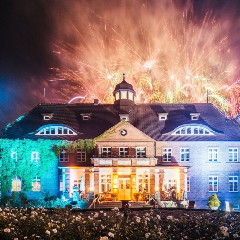 SchlssBasthorst's tweet photo. Happy New Year!🍾🥂 🎆 🎆2018 🎆 🎆 

Das Team vom Schloss Basthorst wünscht Ihnen und Ihren Lieben, dass alle Träume und Wünsche in Erfüllung gehen. Wir freuen uns, Sie auch 2018 wieder begrüßen und verwöhnen zu dürfen!🍀 https://t.co/K5ClP0i4Kv