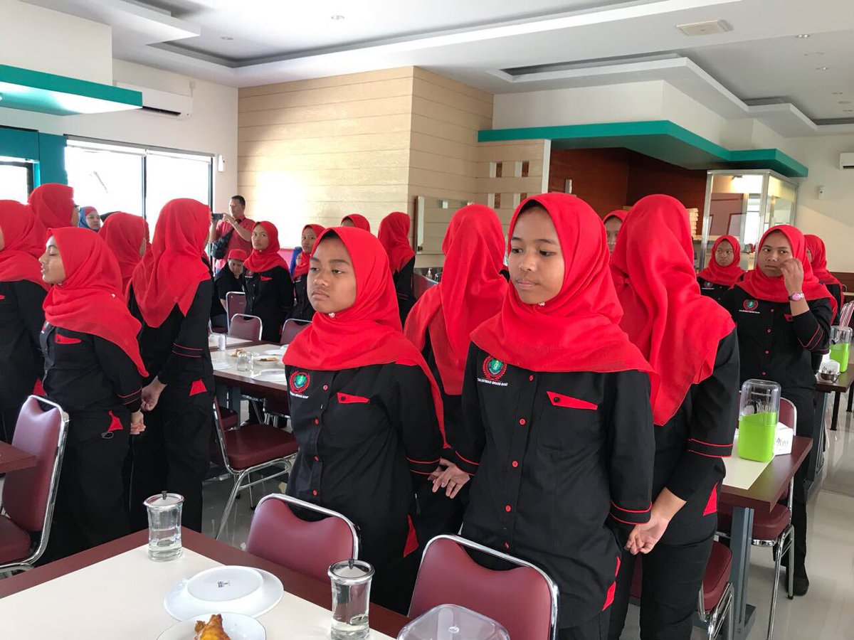 tunfatimahbb's tweet photo. Stopped by for lunch at the Istana Ayam Pop in Jakarta #tfbb #SpiritSolidSmart https://t.co/h3AJLWckid