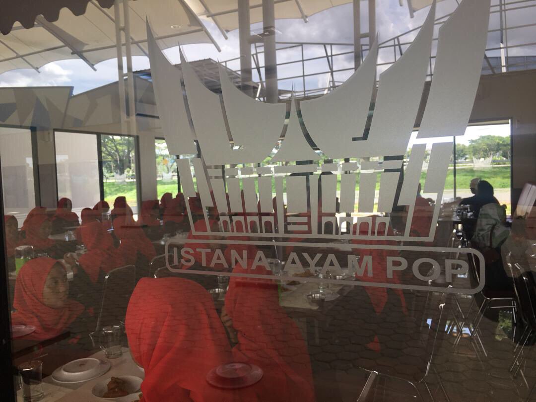 tunfatimahbb's tweet photo. Stopped by for lunch at the Istana Ayam Pop in Jakarta #tfbb #SpiritSolidSmart https://t.co/h3AJLWckid